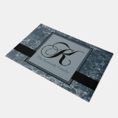 Blau-graues Marmormuster Schwarzes Monogramm K Nam Fußmatte (Schrägansicht)