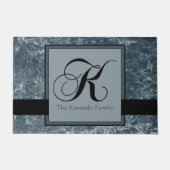 Blau-graues Marmormuster Schwarzes Monogramm K Nam Fußmatte (Vorderseite)