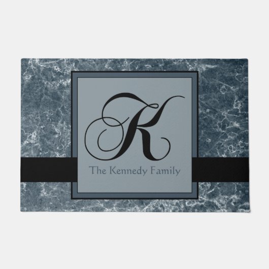Blau-graues Marmormuster Schwarzes Monogramm K Nam Fußmatte (Vorderseite)