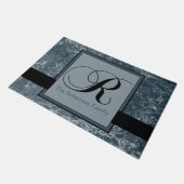 Blau-graues Marmormuster Schwarzes Monogramm R Nam Fußmatte (Schrägansicht)