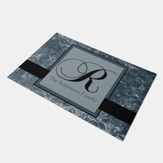 Blau-graues Marmormuster Schwarzes Monogramm R Nam Fußmatte (Schrägansicht)
