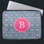 Blau-griechisches Schlüsselmuster - Hot-Pink-Monog Laptopschutzhülle<br><div class="desc">Navy Blau griechisches Schlüsselmuster Hot Pink Monogram Laptop Sleeve. Individuell anpassbarer Laptop-Ärmel mit marineblau-weiß-griechischem Schlüsselmuster. Personalisieren Sie Ihre eigene Monografie.</div>