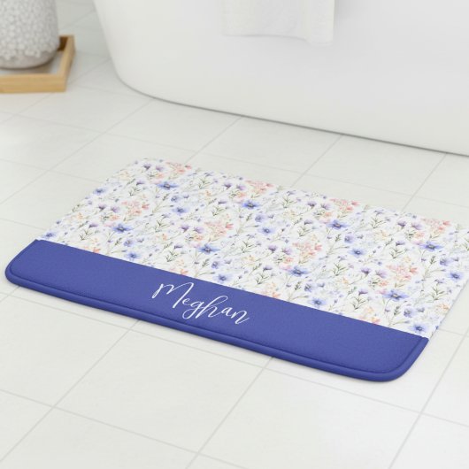 Blau Lila Aquarell Wildblumen Name Monogramm Badematte