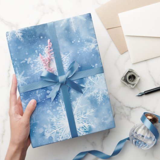 Blau mit Schneeflocken Wasserfarbenstil Geschenkpapier (Schenken)