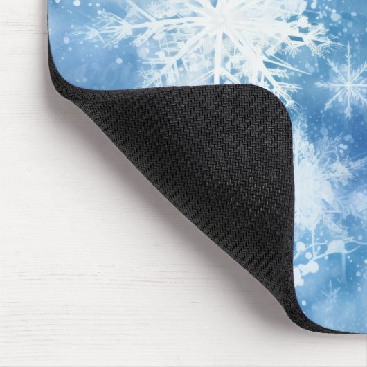 Blau mit Schneeflocken Wasserfarbenstil Mousepad (Ecke)