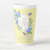 Blau Rose Ribbon Chic Monogram Gelbe Latte Tasse (Vorderseite)