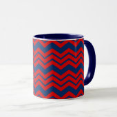 Blau-rotes Chevron-Musterdesign Tasse (VorderseiteRechts)