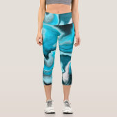 Blau, Schwarz und Weiß-Marmor-Fluid Art Capri Leggings (Vorderseite)