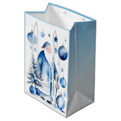 Blau, Silber und Weiß Japandi Santa Mittlere Geschenktüte (Vorderseite Schrägansicht)