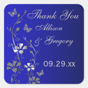 Blau, Silbergraue Blüte mit Schmetterlingsaufklebe Quadratischer Aufkleber