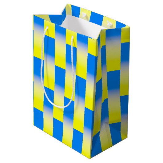 Blau und Gelb Ukraine Inspiriert Frieden im Krieg Mittlere Geschenktüte (Rückseite Schrägansicht)