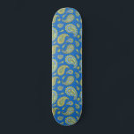 Blau und Grün Skateboard<br><div class="desc">Ein Vintages Retro Boho Paisley Muster königsblau und grün Skateboard. Niedlich und skurril.</div>