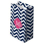 Blau und Hot Pink Zigzag Muster Monogram Kleine Geschenktüte (Rückseite Schrägansicht)