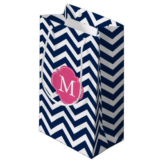 Blau und Hot Pink Zigzag Muster Monogram Kleine Geschenktüte (Vorderseite Schrägansicht)