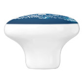 Blau und leuchtend weiße Schneeflocken Weihnachtsg Keramikknauf (Seitenansicht)