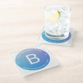 Blau und Lila fading Ombre mit bearbeitbarem Text Glasuntersetzer (Schrägansicht)