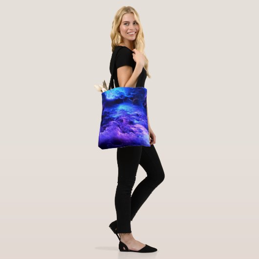 Blau und Lila in den Wolken Tasche (Am Model)