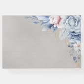 Blau- und rosa Blume auf der grauen Hochzeit Gästebuch (Rückseite)