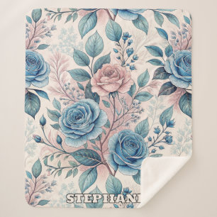 Blau- und rosa Rosenmuster auf Weich-Pinkisch-Weiß Sherpadecke