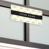 Blau und Rot, Schwarz, Ihr Name Banner (Äußeres Gebäude)