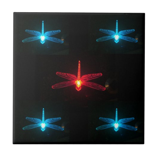 Blau und rote glühende Libellenfliese Fliese (Vorderseite)