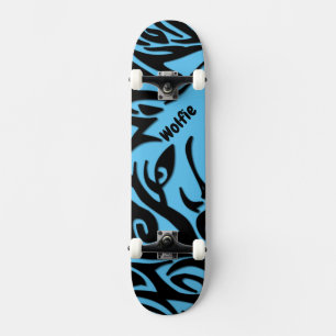 Blau und Schwarz Abstrakter StammWolf mit Name Ska Skateboard