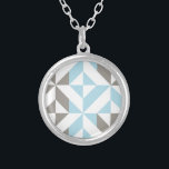 Blau und Silber Geometric ZigZag Versilberte Kette<br><div class="desc">Ein trendiges,  abstraktes,  geometrisches Würfel in Blau und Silbergrau.</div>