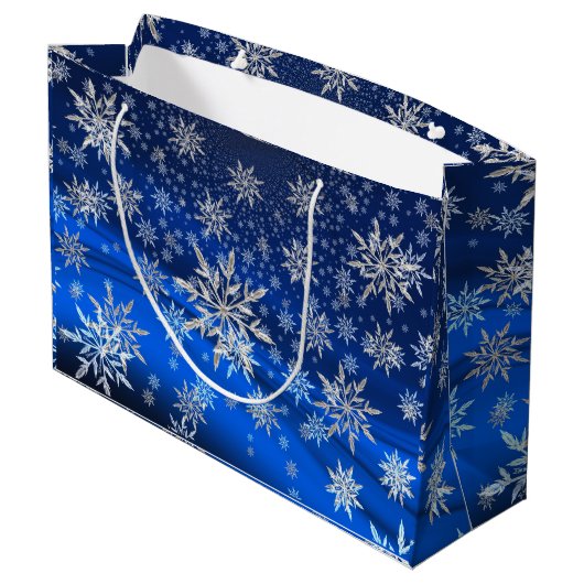 Blau und Silber Schneeflocken Weihnachten Große Geschenktüte (Rückseite Schrägansicht)