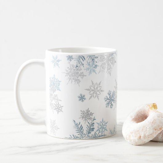 Blau und Silbergrau Winterwunder Wunderland Schnee Kaffeetasse (Mit Donut)
