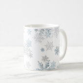 Blau und Silbergrau Winterwunder Wunderland Schnee Kaffeetasse (VorderseiteRechts)
