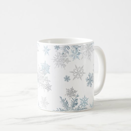 Blau und Silbergrau Winterwunder Wunderland Schnee Kaffeetasse (VorderseiteRechts)