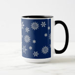 Blau- und Silberschneeflocken Tasse<br><div class="desc">Tasse der Schneeflocken in Blau und Silber</div>