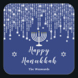 Blau und Silver String Lights Happy Hanukkah Quadratischer Aufkleber<br><div class="desc">Dieser elegante und raffinierte Hanukkah-Aufkleber besticht durch schöne silberne Saitenleuchten mit Diamanten-Glitzern,  eine Menorah-Kerze und den Star of David. Der Text kombiniert handgeschriebene Skript- und Serif-Schriftart für ein stilvolles und modernes Aussehen. Das ist perfekt für ein Hanukkah-Party.</div>