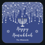 Blau und Silver String Lights Happy Hanukkah Quadratischer Aufkleber<br><div class="desc">Dieser elegante und raffinierte Hanukkah-Aufkleber besticht durch schöne silberne Saitenleuchten mit Diamanten-Glitzern,  eine Menorah-Kerze und den Star of David. Der Text kombiniert handgeschriebene Skript- und Serif-Schriftart für ein stilvolles und modernes Aussehen. Das ist perfekt für ein Hanukkah-Party.</div>