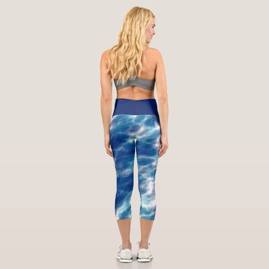 Blau und Weiß Abstrakt Capri Leggings (Rückseite)