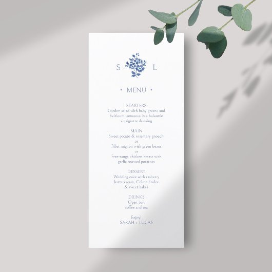 Blau und Weiß | Floral Monogram Flat Wedding Menu Menükarte