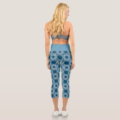 Blau und weiß Gemustert Yoga Capris von Joya Eve (Rückseite)