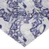 Blau und Weiß Kaninchen Floral Dedham Delft Tile Tischdecke (Schrägansicht)