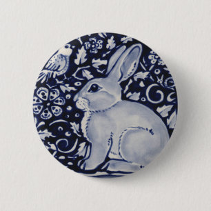 Blau und Weiß Kaninchen mit Vogelfliesen-Design Button