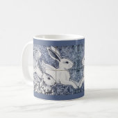 Blau und Weiß Kaninchen Tile Chinoiserie Bunny Kaffeetasse (Vorderseite Links)