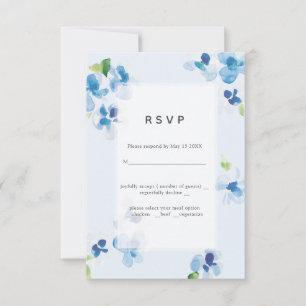 Blau und zarte Blüten, die den RSVP hochhalten