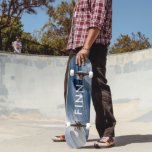 Blau weiß abstrakt strukturiert moderne Handgemäld Skateboard<br><div class="desc">Blau weiß abstrakt strukturiert moderne Hand bemalt personalisiert elegante trendige Design.</div>