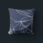 Blau-Weiß-Abstrakte Multifunktionsleisten-Design Kissen<br><div class="desc">Das moderne marineblaue Kissen besticht durch ein Bio, abstraktes Design von weißen Bändern mit dunkelmarineblau blauen Akzenten auf blauem Hintergrund. Ein schlichtes, trendiges und elegantes Kissen für Ihr Schlafzimmer, einen Lieblingsstuhl, als elegante Ergänzung in Ihrem Familienzimmer oder Wohnzimmerdekor oder ein durchdachtes modernes Zuhause-Geschenk für jeden Anlass. Mit Vektorgrafiken entworfen, können...</div>