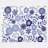 Blau-Weiß-Blumenmuster auf einer Blankette Fleecedecke (Vorderseite (Horizontal))