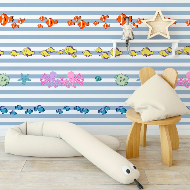 Blau-weiß gestreifter Druck mit farbigen Fischen, Tapete (Blue and white striped print with colourful fish, wallpaper)
