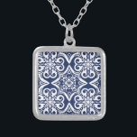 Blau-Weiß-marokkanisches Muster Versilberte Kette<br><div class="desc">Elegantes marokkanisches Muster in Blau und Weiß. Dieses Design ist in verschiedenen Farben und Produkten erhältlich.</div>
