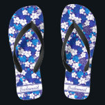 Blau-Weiß-Muster Hochzeitsjungfrau Badesandalen<br><div class="desc">Klassisch blaue und weiße Blumenmuster-Design, das ein unvergessliches Geschenk für die Mitglieder der Hochzeitsfeier ist: Brauenstamm, Brautmädchen, Brautmutter, Trauzeugin... und ein stilvolles Glam zu Ihrem Hochzeitstag, Junggeselinnen-Abschied oder anderen Feiern. Strich Anpassen Sie es mit Ihrer Formulierung durch die Vorlagenfelder. Wenn Sie gewollt haben, um den Stil, die Farbe oder die...</div>