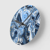 Blau, Weiß und Gold Wirbel Fluid Art Runde Wanduhr (Winkel)