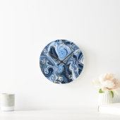Blau, Weiß und Gold Wirbel Fluid Art Runde Wanduhr (Zuhause)