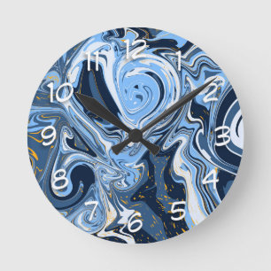 Blau, Weiß und Gold Wirbel Fluid Art Runde Wanduhr